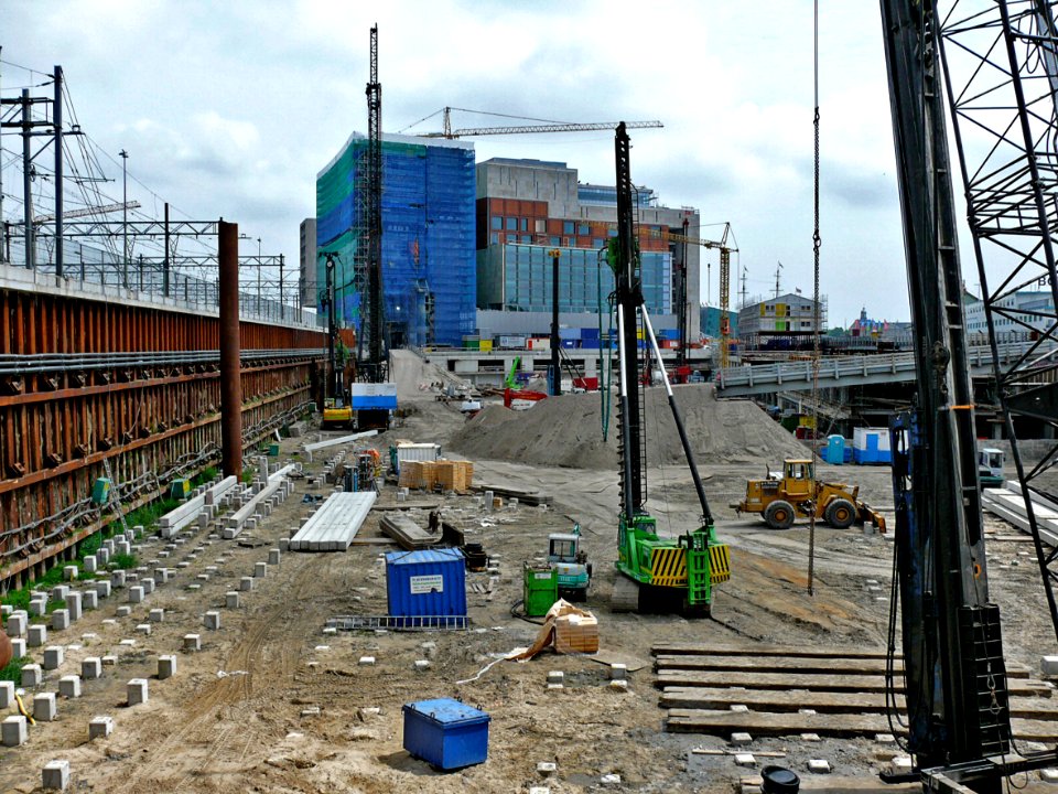 2007.06 - 'A close-up view in the excavation' - Amsterdam photos and pictures, Oosterdok / Docklands with pile plants - on the background the Municipal Library, O.B.A.; Dutch city + geotag, Fons Heijnsbroek, The Netherlands