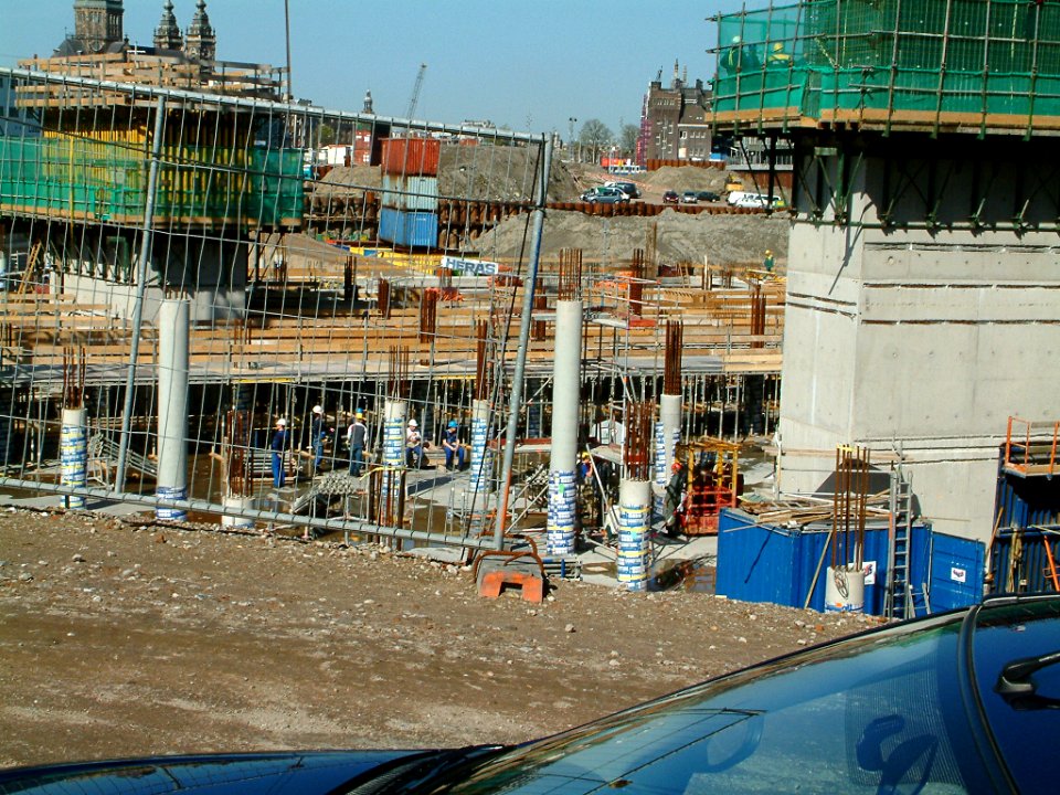2005.04 - 'View through the fence' - Amsterdam photo, a picture of a construction pit in Amsterdam city, 2005; Oosterdok / Docklands areaDutch city photo + geotag, Fons Heijnsbroek, The Netherlands photo