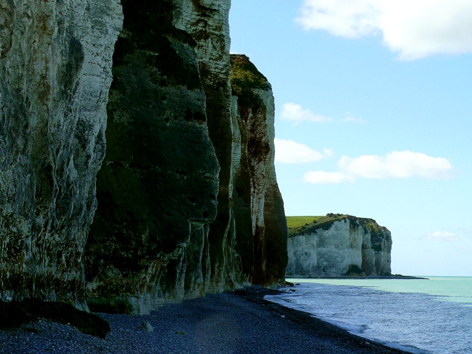 2007.09 - 'A seascape with cliffs and rocky shore near Petit-Dalle', photo of Normandy, France with a quiet sea; French landscape photography - Fons Heijnsbroek, France