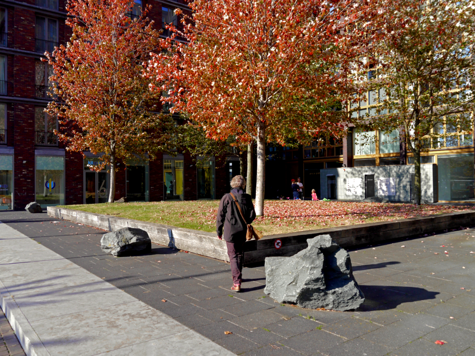 2016.10 - 'Walking on Sunday-afternoon' - Amsterdam photo of Dutch architecture, along a small parc square and residential buildings in Fall - geotagged free urban picture, in public domain / Commons CCO; city photography, Fons Heijnsbroek, Netherlands