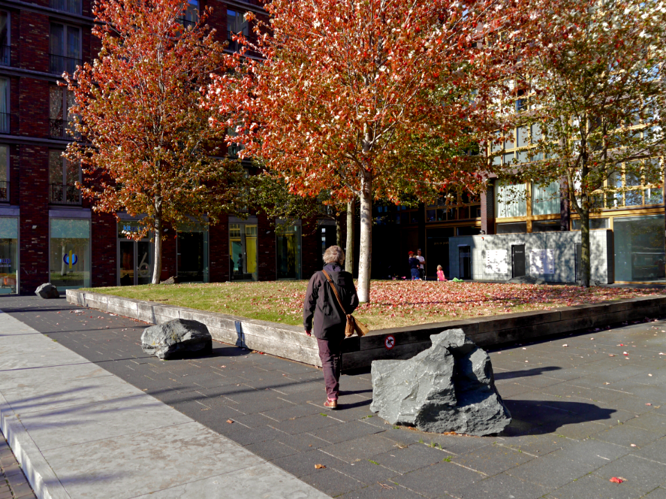 2016.10 - 'Walking on Sunday-afternoon' - Amsterdam photo of Dutch architecture, along a small parc square and residential buildings in Fall - geotagged free urban picture, in public domain / Commons CCO; city photography, Fons Heijnsbroek, Netherlands photo