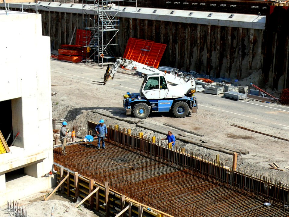 2007.08 - 'Close-up view into the excavation' with rusty sheet pilings and concrete constructions and wire, for building the new metro tunnel in Amsterdam-North; Dutch urban city photo + geotag, Fons Heijnsbroek, The Netherlands photo