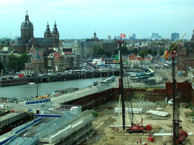 2007.08 - 'View on the city center' Amsterdam photos and pictures, the large excavation-site on Oosterdok with piling plants - to the left the old city and St. Nicolas church; Dutch city + geotag, Arjan Heijnsbroek, The Netherlands photo