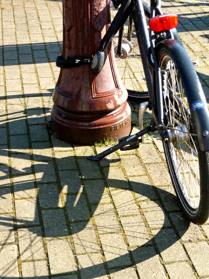 2013.04 - 'Photo of a parked urban bike and lamppost', with shadows in the sunlight of Spring on the street pavement on the street Da Costakade - district Kinkerbuurt, Amsterdam Oud-West; - urban photography by Fons Heijnsbroek, the Netherlands