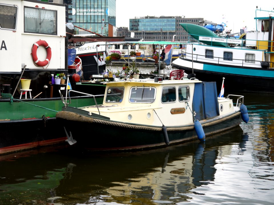 2013.06 - 'Ships and boats, reflecting in the water of Oosterdok / Docklands;  urban photography by Fons Heijnsbroek, the Netherlands