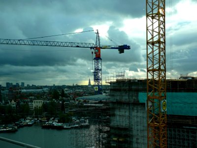 2006.10 - 'Building to the sky' - Amsterdam photos and pictures, construction-site in light of late afternoon sky in Fall above the city with cranes at the Oosterdok; Dutch city + geotag, Fons Heijnsbroek, The Netherlands