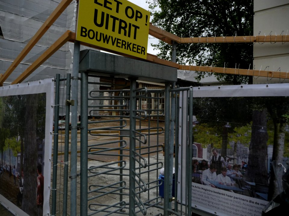 Building gate on the grounds of Artis Zoo, along the Plantage-Middenlaan; photo Amsterdam city - Summer 2013; photographer Fons Heijnsbroek
