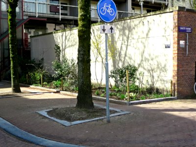 2013.04 - 'View on a just started front-yard', near the street TussenKadijken and the corner of LaagteKadijk, with sun and shadows on the pavements and walls, in light of Spring, Amsterdam city; urban photography Fons Heijnsbroek