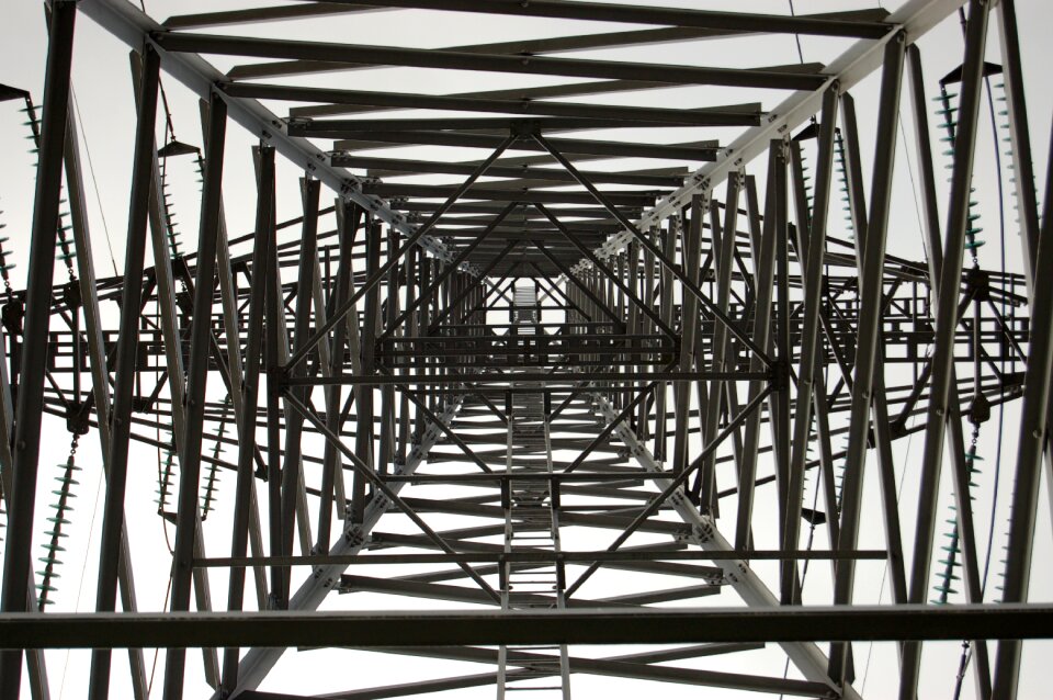 Underside flow metal