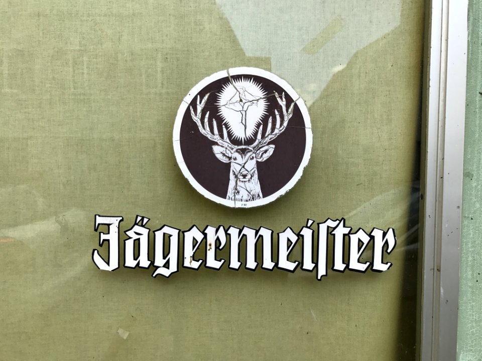 Jaegermeister Logo cracks