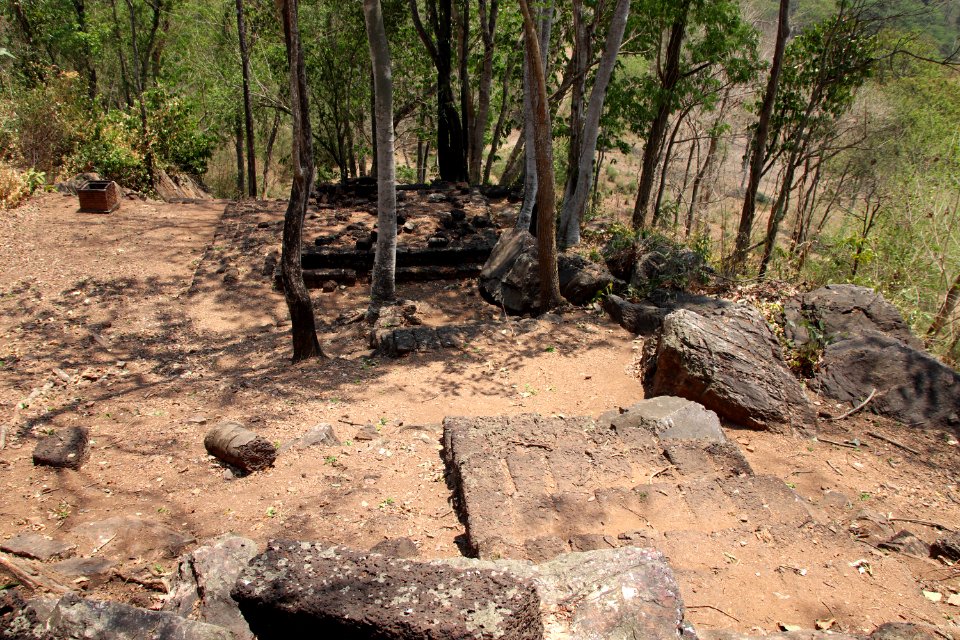 Wat Khao Phanom Phloeng, Si Satchanalai Historical Park