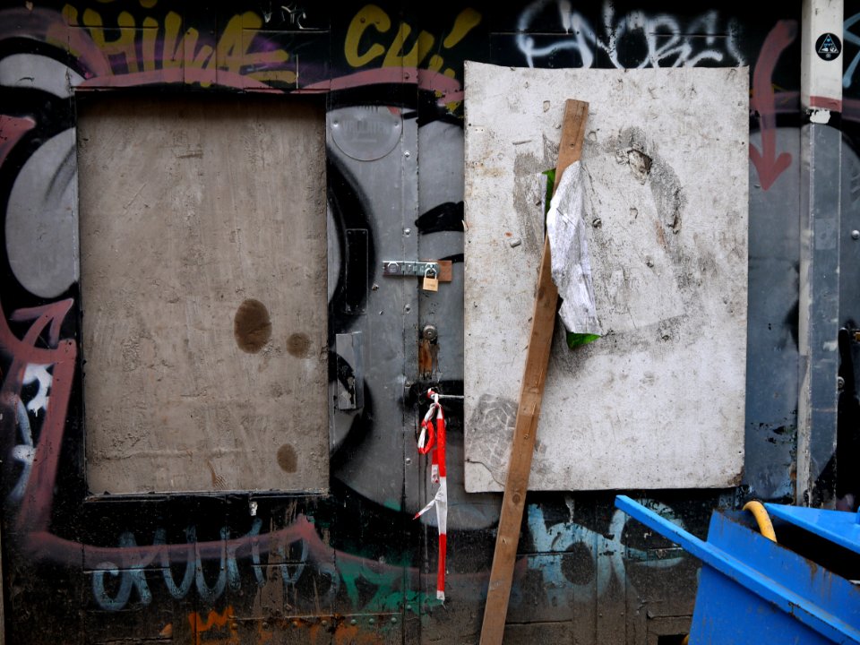 2014.01 - An urban still-life of boarded up house-fronts & cut graffiti tags; a geotagged free urban picture, in public domain / Commons CCO; city photography by Fons Heijnsbroek, The Netherlands photo