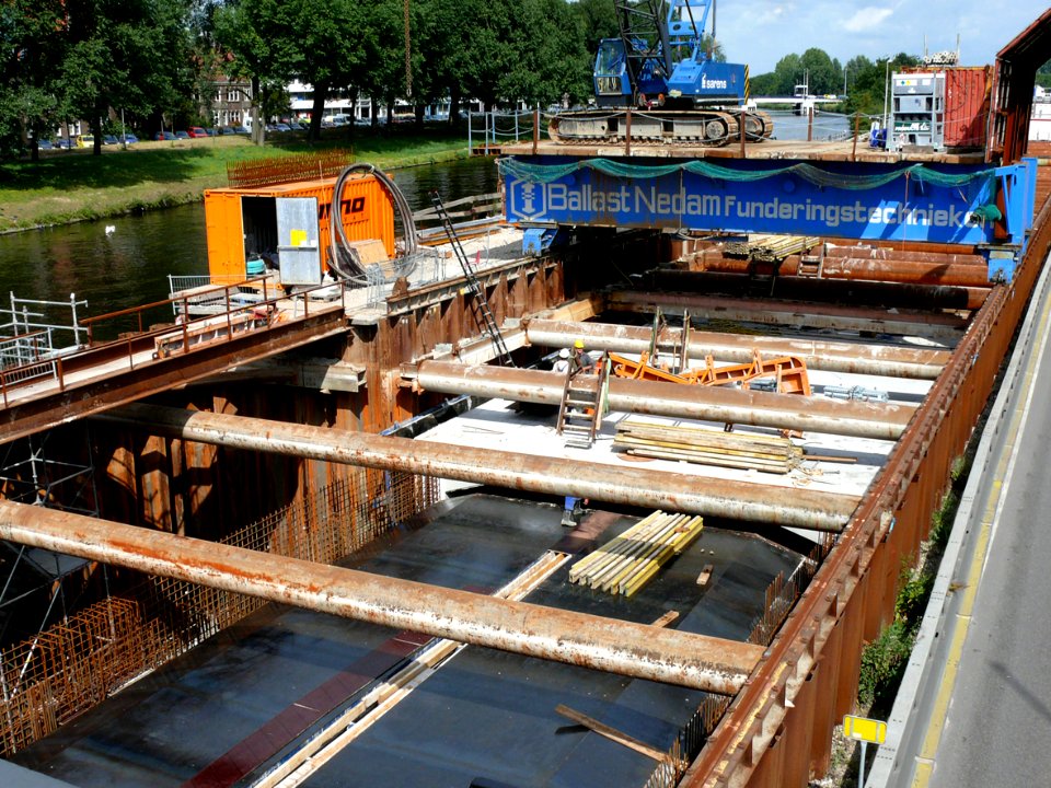 2007.08 - 'Glimpse into the building pit' of the building-site of the metro-tunnel, along Noord Hollands kanaal (canal) ; location on the North side of Amsterdam, near water IJ; Dutch city photo + geotag, Fons Heijnsbroek, The Netherlands photo