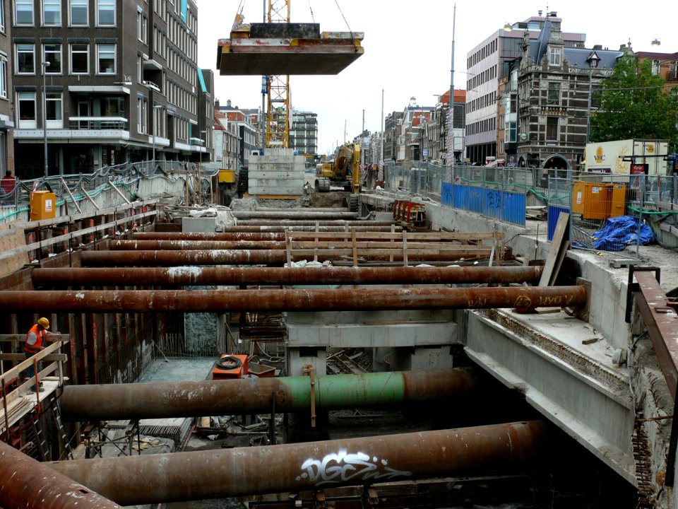 2007.08 - 'Photo of sheet pilings and crane activity' - civil engineering on the excavation site for the metro tunnel under the city-center of Amsterdam; location Vijzelgracht; Dutch photo - urban photography by Fons Heijnsbroek, The Netherlands