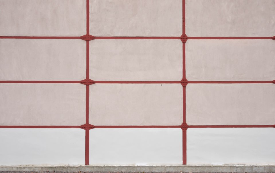 Plastered facade with metal frame