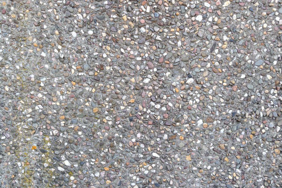 Concrete wall with peebles