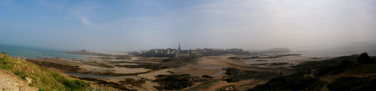 St Malo depuis le Grand Bé par marée basse