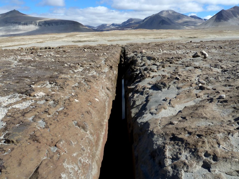 Fracture in welded tuff
