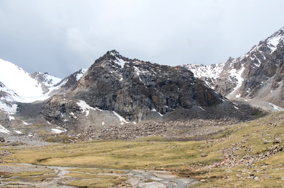 Surowe krajobrazy przed przełęczą Tosor photo