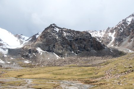 Surowe krajobrazy przed przełęczą Tosor