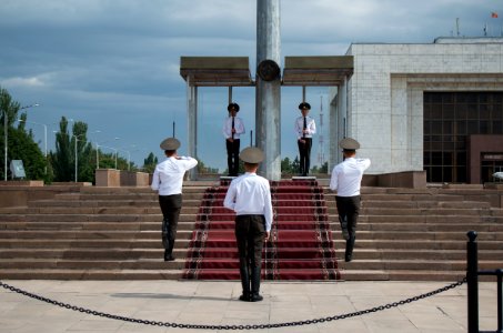 Zmiana warty pod flagą . Widać sowieckie naleciałości. Czapki mają świetne.