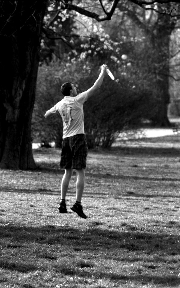 Praktica MTL 5 + Pentacon Electric 4/200 MC - Young Man Catching a Frisbee