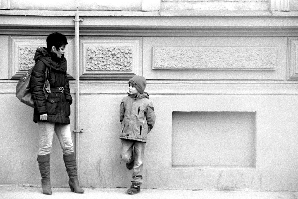Praktica BC1 with Pentacon Prakticar 2,8/135 - Mother and Son at the Bus Stop