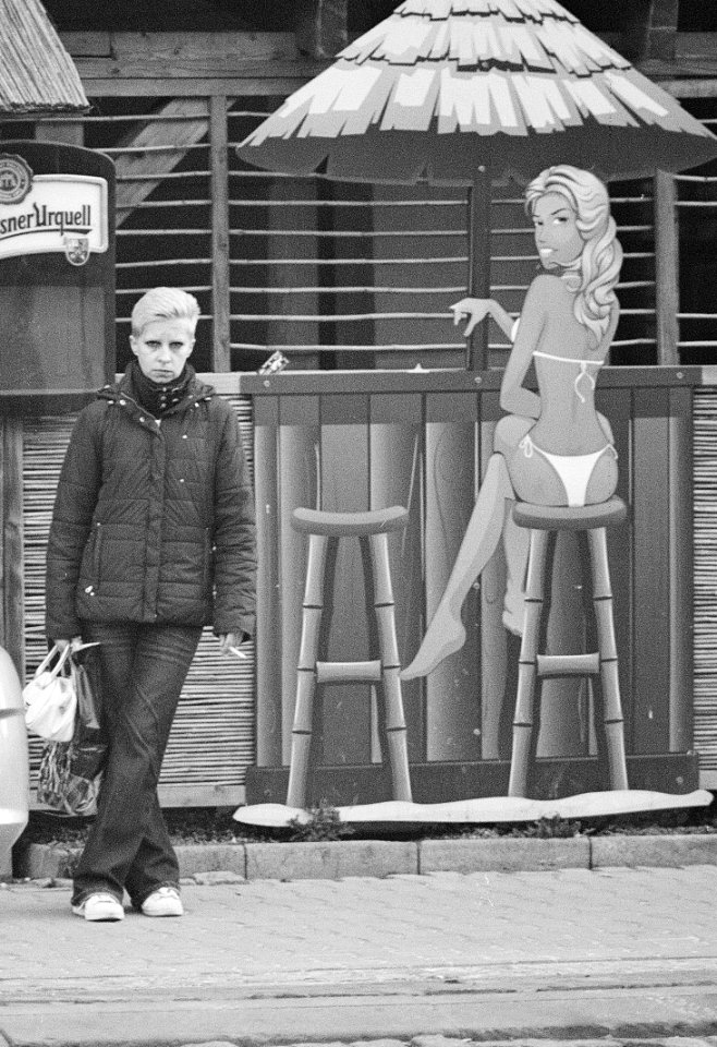 Praktica MTL 5 + Pentacon Electric 4/200 MC - Women at Bus Stop ;-)