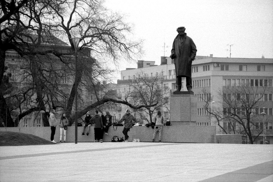 Praktica BC1 with Pentacon Prakticar 2,8/135 - Teenagers at the Janáček's Statue