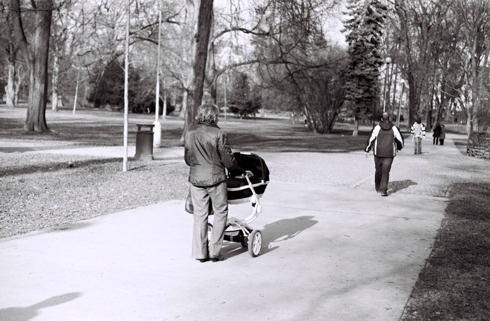 Zorki 4 + Industar-61 L/D - Walkers in the Park