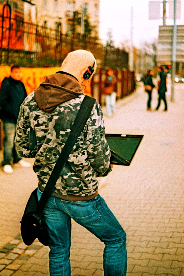 Canon EOS 30 - Crossbird Film - Man with Technologies