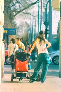 Praktica MTL 5 + Pentacon Electric 4/200 MC - Young Mother Waiting