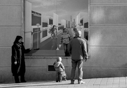 Praktica BC1 with Pentacon Prakticar 2,8/135 - Family in front of Portal to the Advertising World