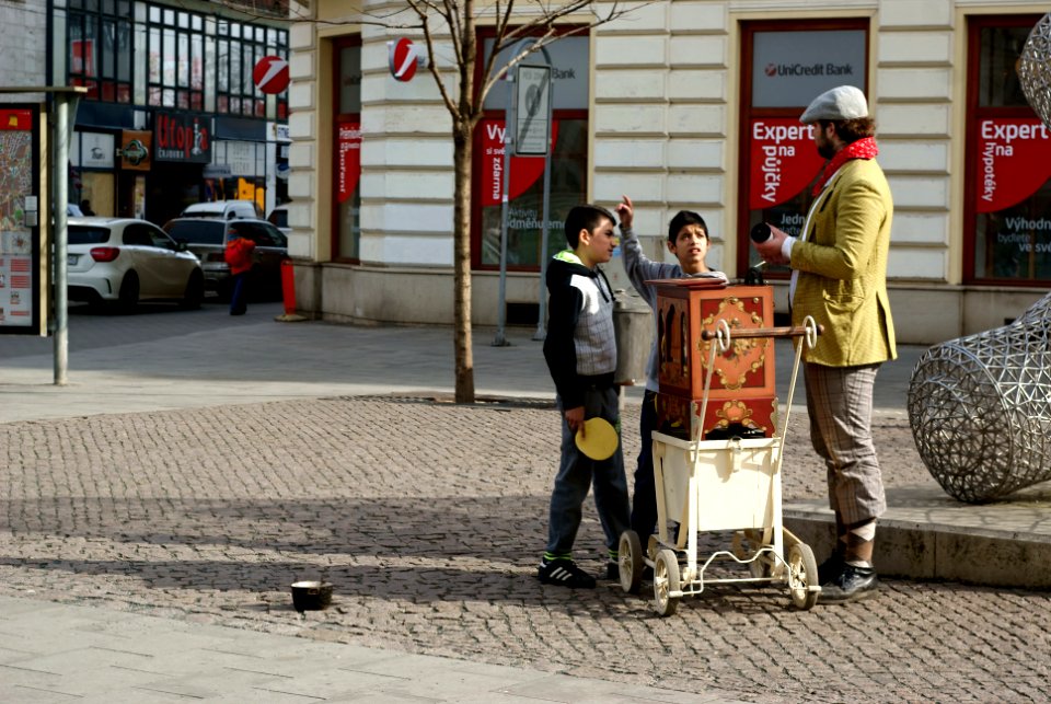 Sony Alpha A230 with Helios-44-2 - Barrel Organ Player and Kids