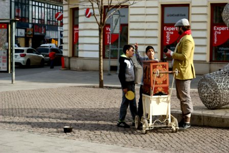 Sony Alpha A230 with Helios-44-2 - Barrel Organ Player and Kids