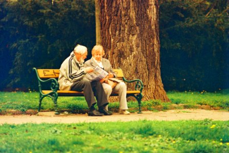Praktica MTL 5 + Pentacon Electric 4/200 MC - Elderly Couple on the Bench