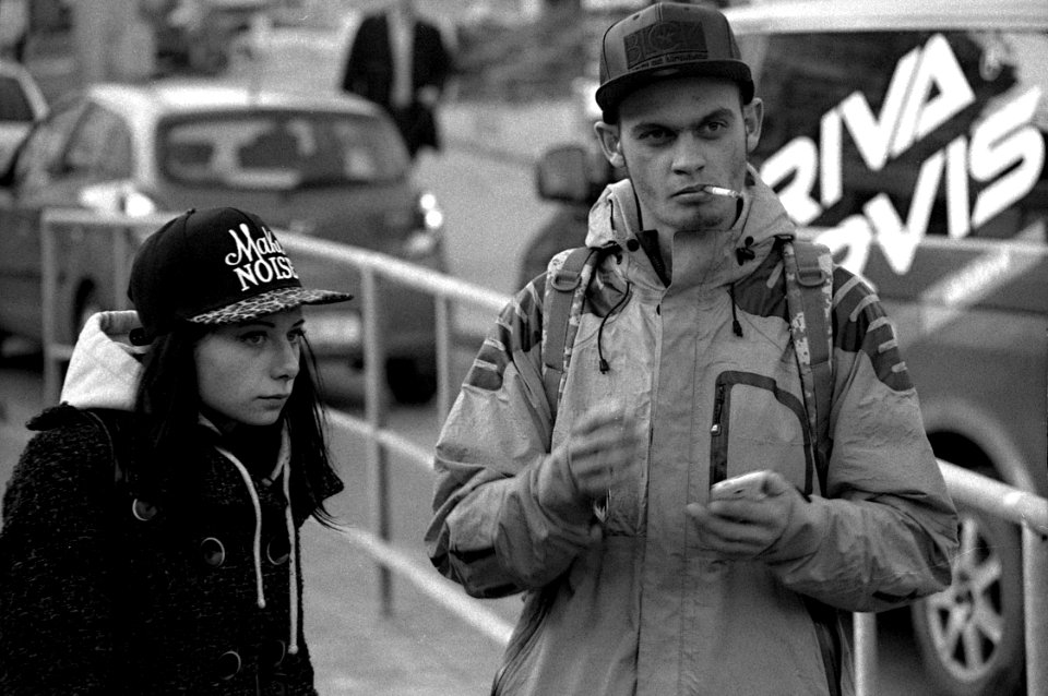 Praktica BC1 with Pentacon Prakticar 2,8/135 - Couple at Tram Stop
