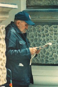 Praktica MTL 5 + Pentacon Electric 4/200 MC - Elderly Man Reading a Newspaper