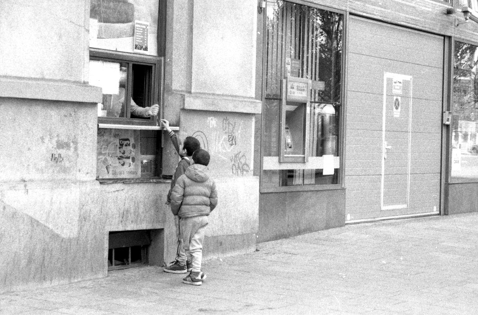 Olympus Mju II - Olympus Mju II - Kids Buying Hotdogs