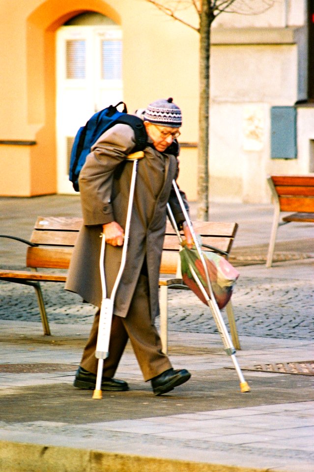 Praktica MTL 5 + Pentacon Electric 4/200 MC - Man with Crutches and a Bag