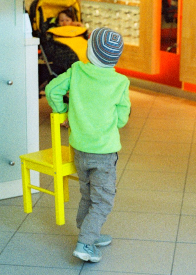 Praktica MTL 5 + Helios 44-2 2/58 - Little Boy with Yellow Chair