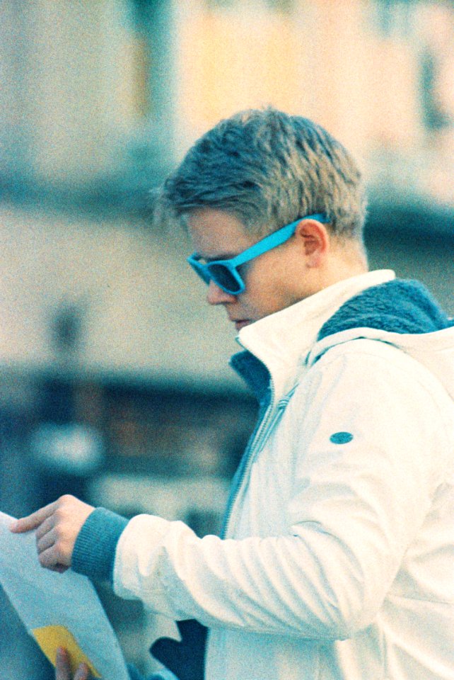 Praktica MTL 5 + Pentacon Electric 4/200 MC - Woman with a Paper