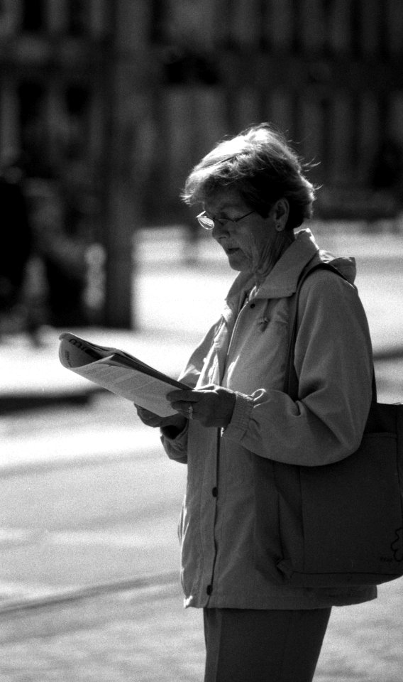 Praktica MTL 5 + Pentacon Electric 4/200 MC - Woman Reading a Magazine