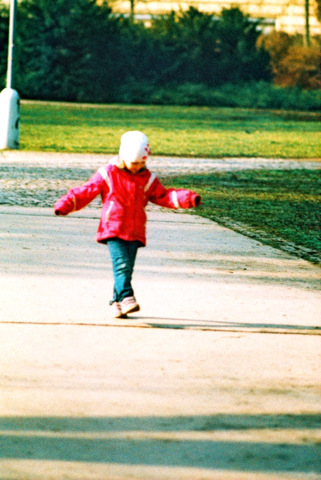 Praktica MTL 5 + Pentacon Electric 4/200 MC - Little Girl in the Park