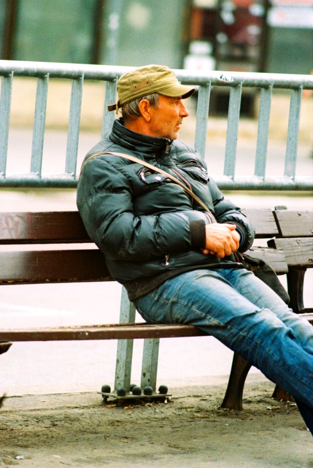 Praktica MTL 5 + Pentacon Electric 4/200 MC - Relaxing man at Tram Stop
