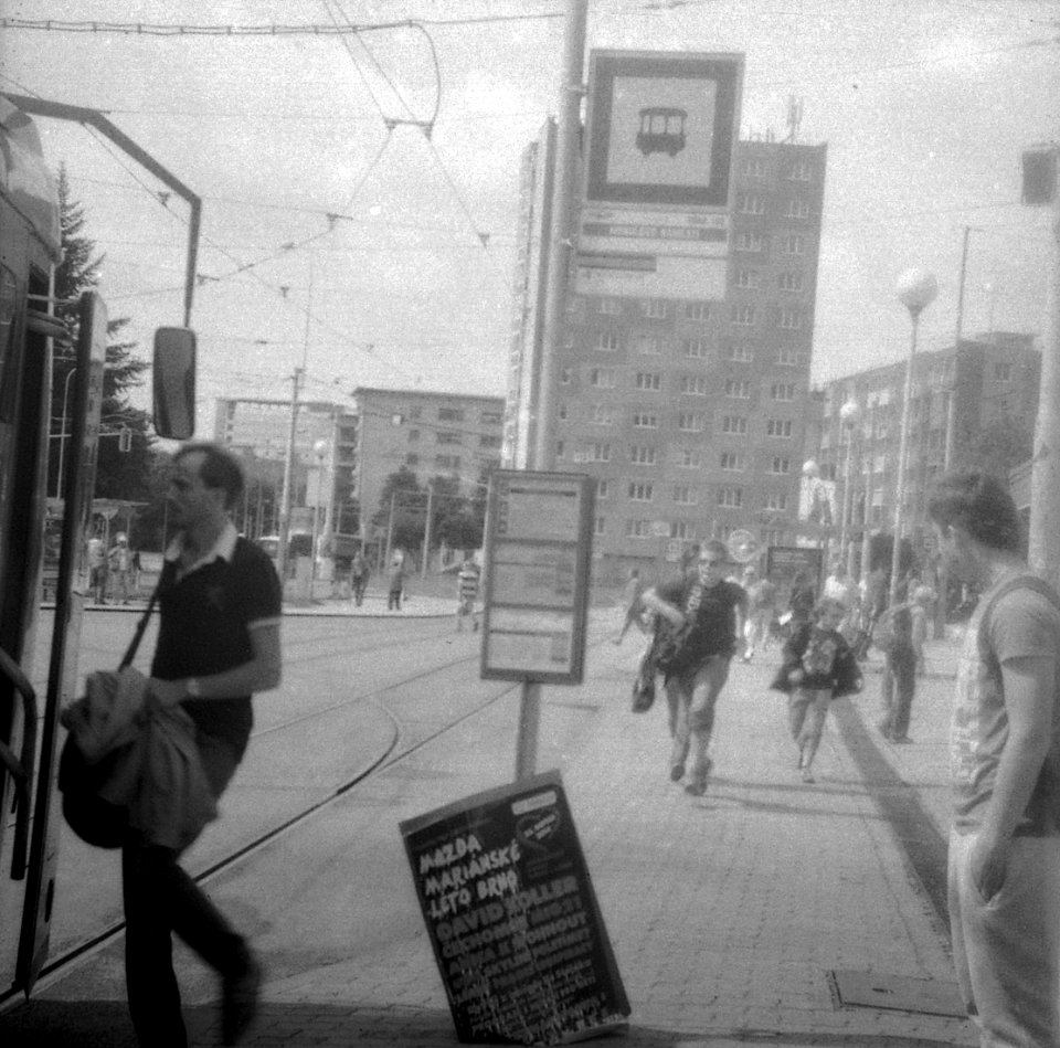 Certo SL 110 - People Running to the Tram