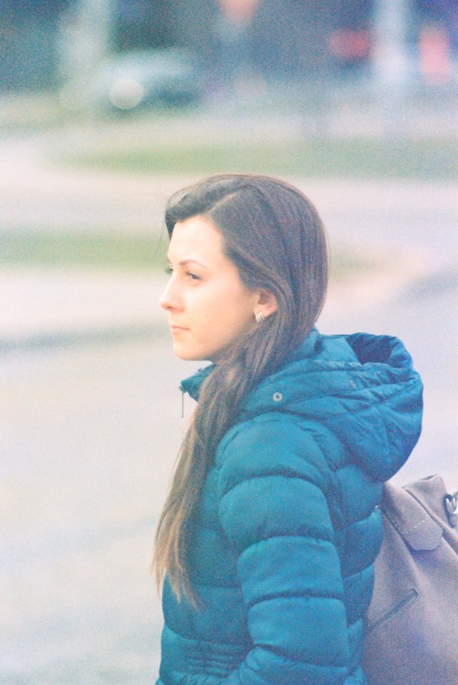 Praktica MTL 5 + Pentacon Electric 4/200 MC - Young Woman in Sunlight