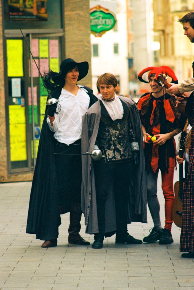 Praktica MTL 5 + Pentacon Electric 4/200 MC - Jugglers 2