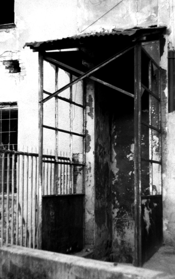 Praktica MTL 5 +  Helios 44-2 2/58 - Entrance to some Nasty Place