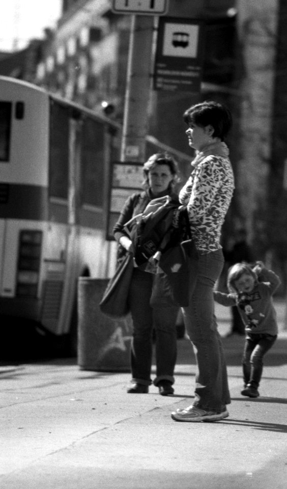 Praktica MTL 5 + Pentacon Electric 4/200 MC - People at Tram Stop